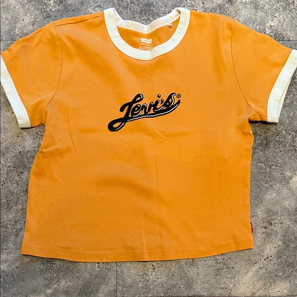 Levi’s crop tee
